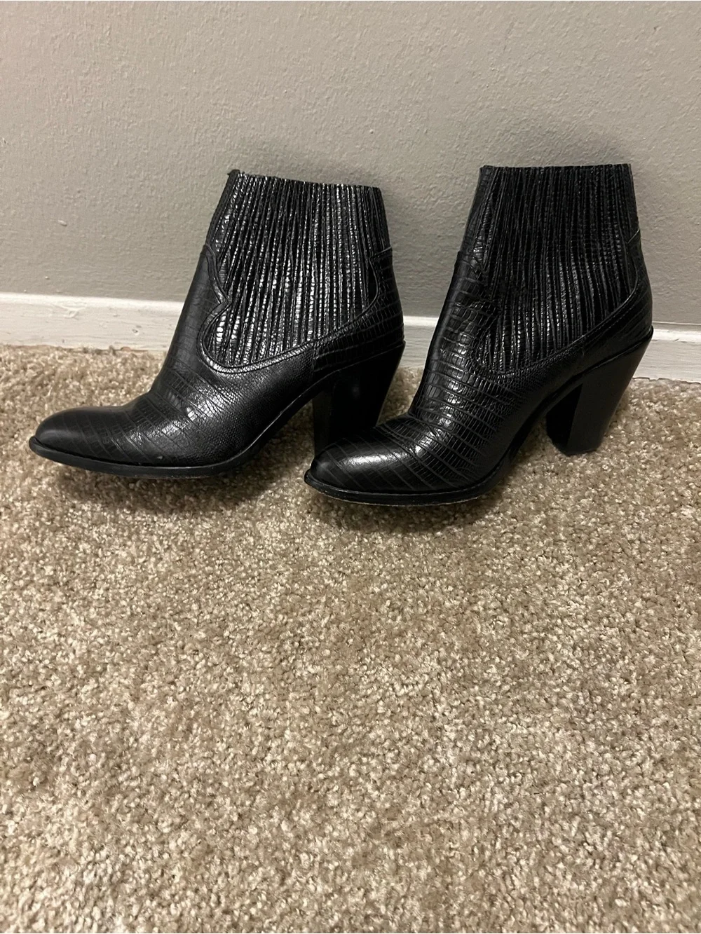 ASH IIona Pull on Heeled leather embossed ankle bootie 39